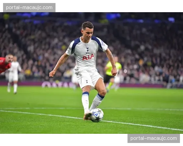 热刺13轮不胜陷入保级危机 范德芬战术调整未能改善攻防失衡