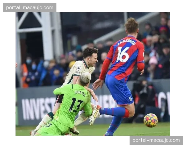 水晶宫犯规13次黄牌2张，防守动作过大反映战术纪律问题